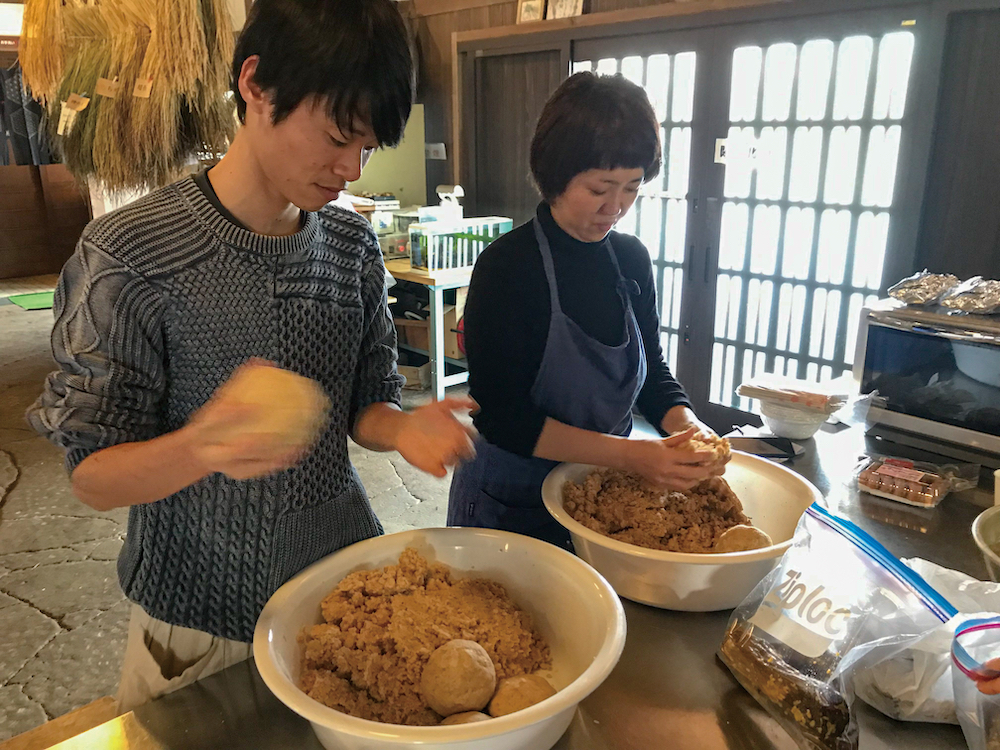 2019年2月に果工務店が企画した移住体験ツアーの様子。参加者は味噌作りなどの手仕事を通して秋田の魅力を体験した。