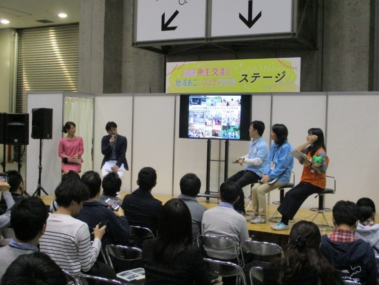 雑誌「TURNS」の堀口プロデューサーと秋田県、埼玉県、山口県の担当者によるトークショー。