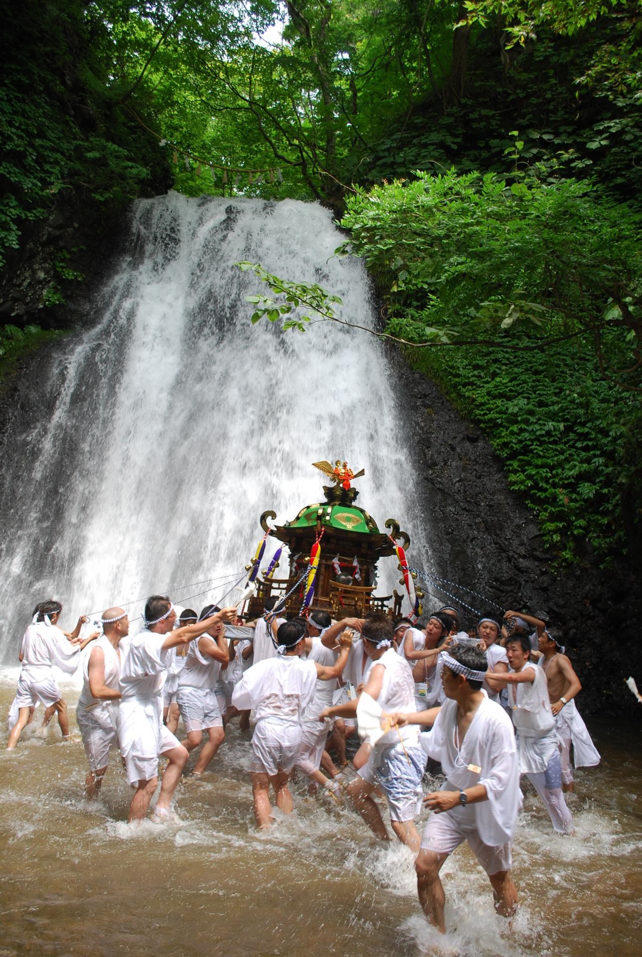 白瀑神社御輿の滝浴び