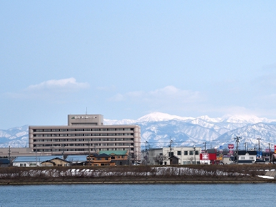 米代川沿いから白神山地を望む