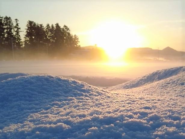 朝日を浴びて輝く雪景色