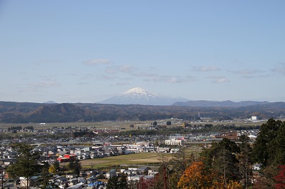 市街地から望む鳥海山