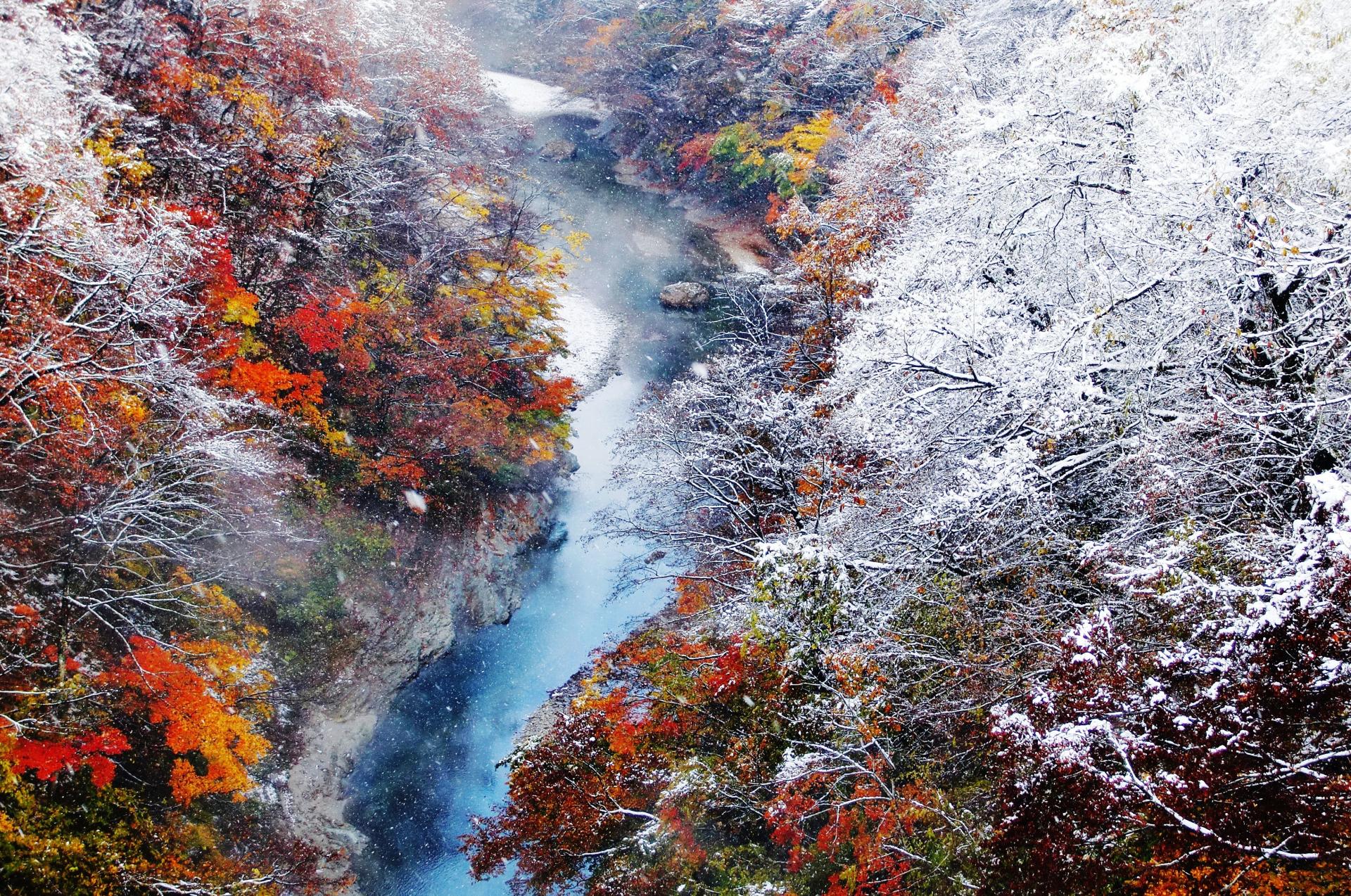 紅葉に雪化粧した小安峡