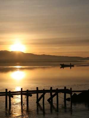 八郎湖と朝日