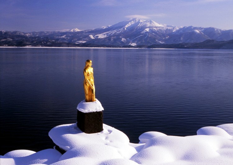 冬の田沢湖とたつこ姫